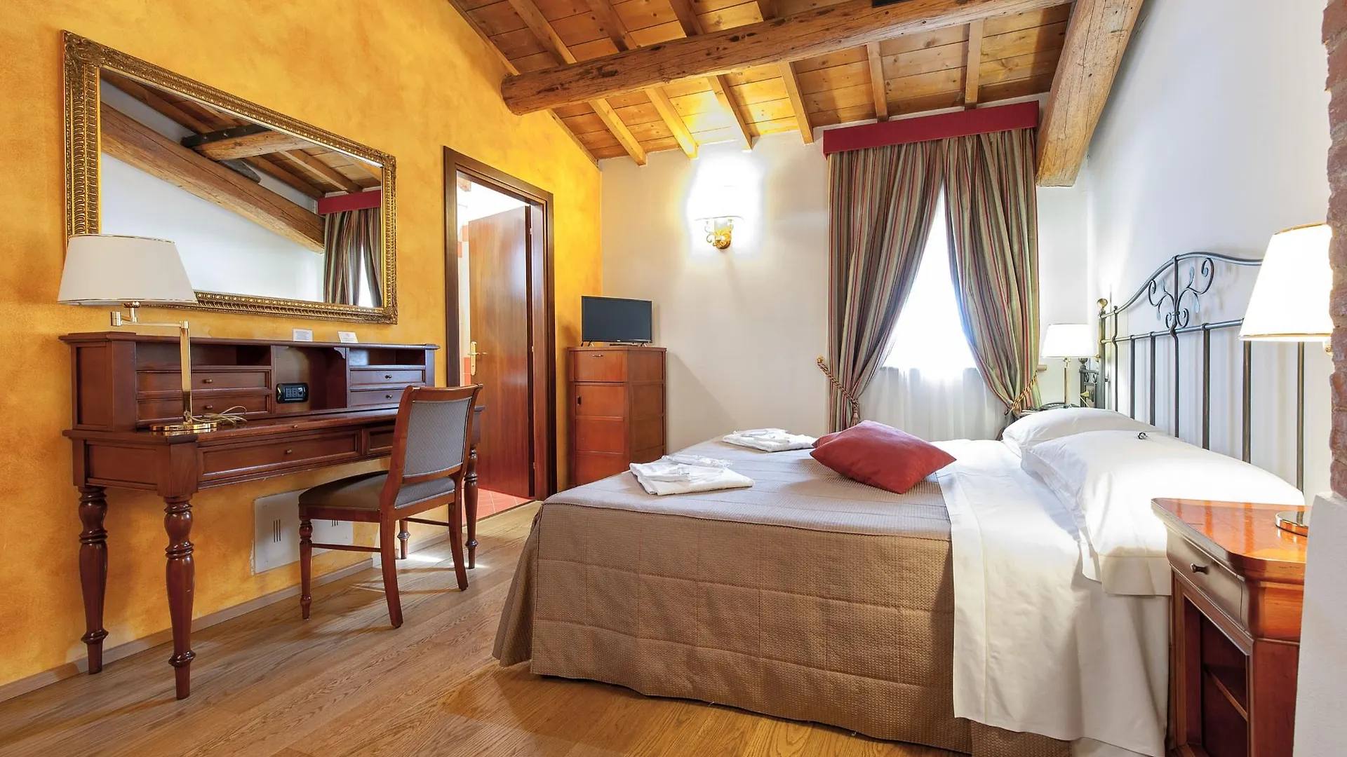 Hotel Villa Malaspina Castel d'Azzano 4*,  Italy