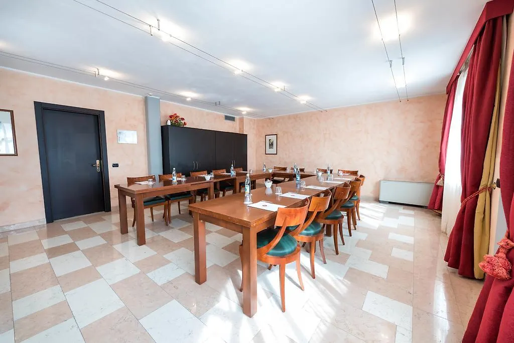 Hotel Villa Malaspina Castel d'Azzano 4*,